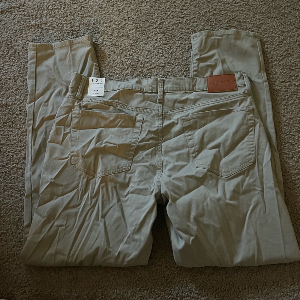 Men’s Lucky Brand 121 Slim Straight 2 Way Stretch tan pants 36x32 NWT